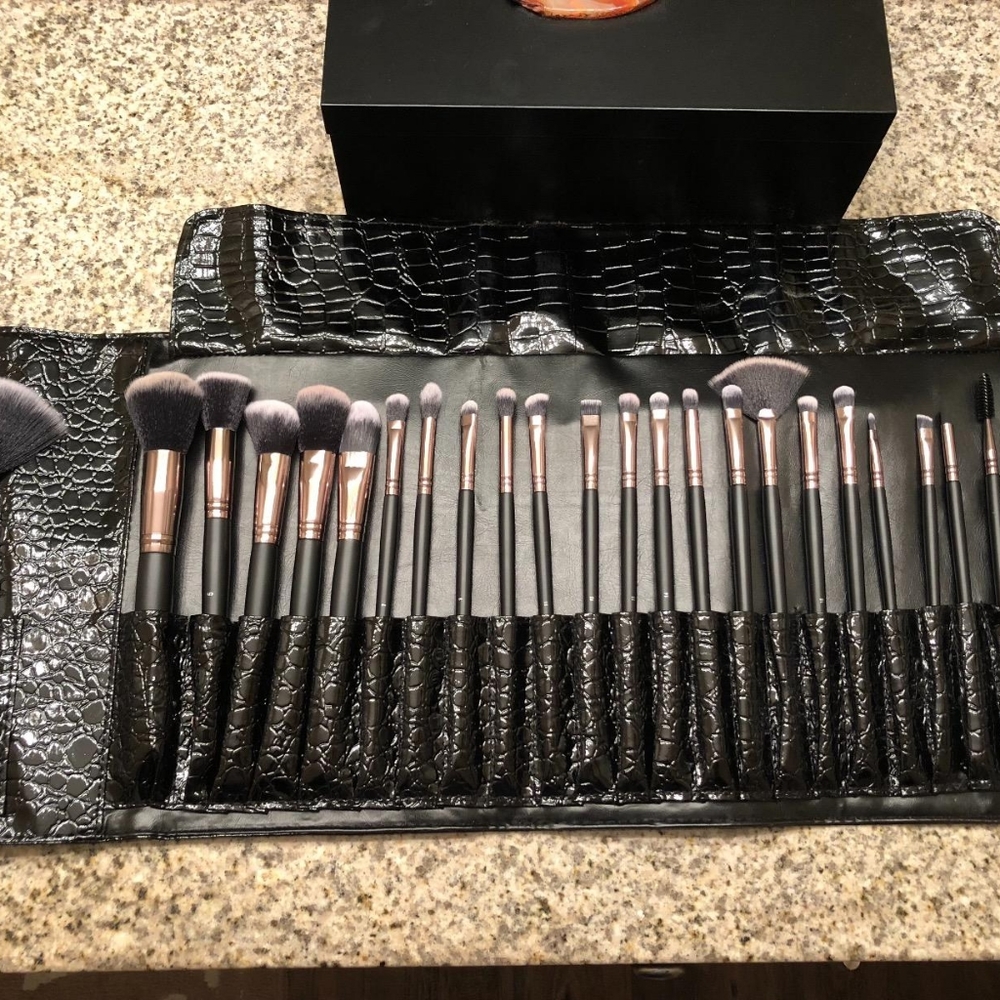 Multifunctional - This 12pcs brushes set includes eye shadow brush, foundation